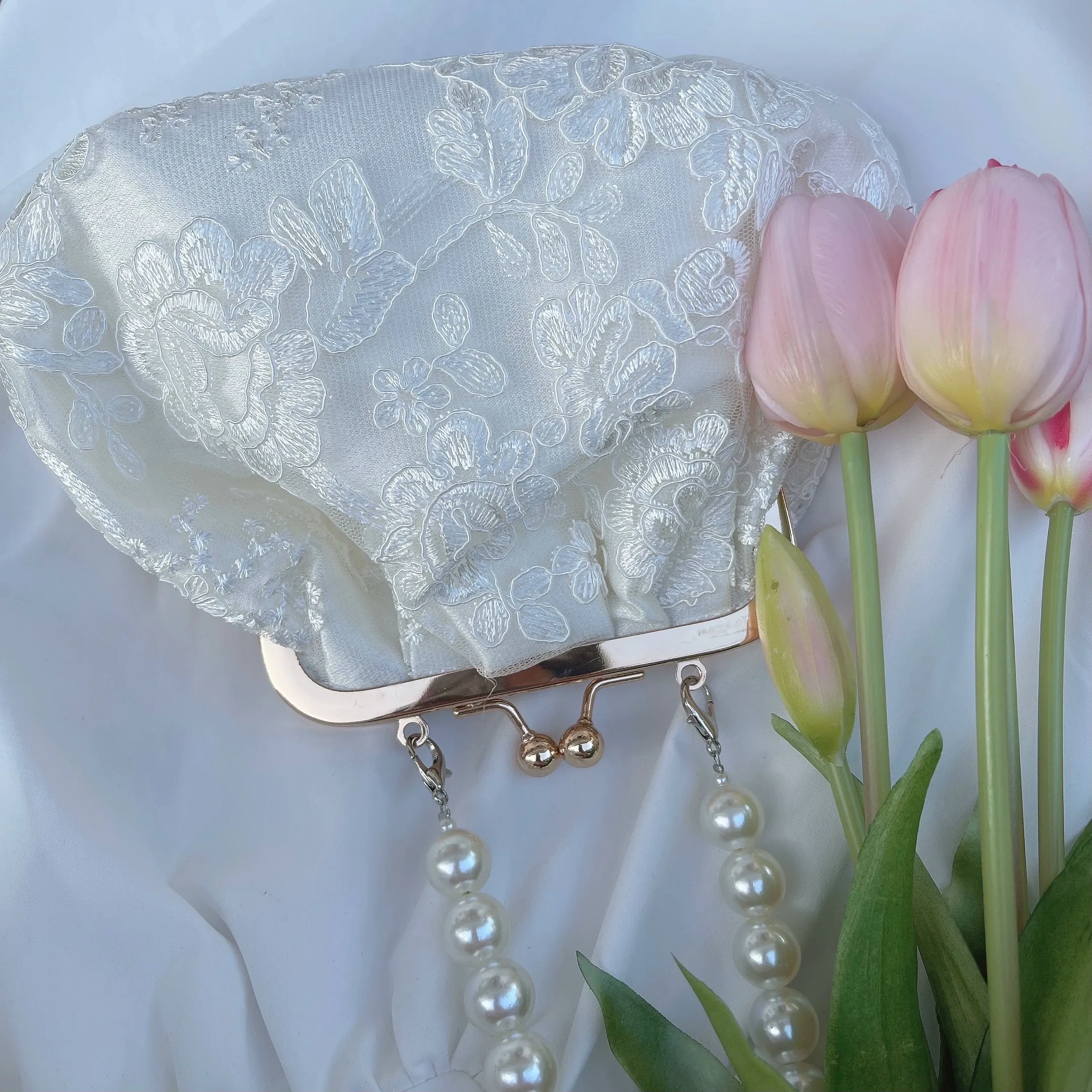 Vintage Style Evening bag Kiss-lock closure